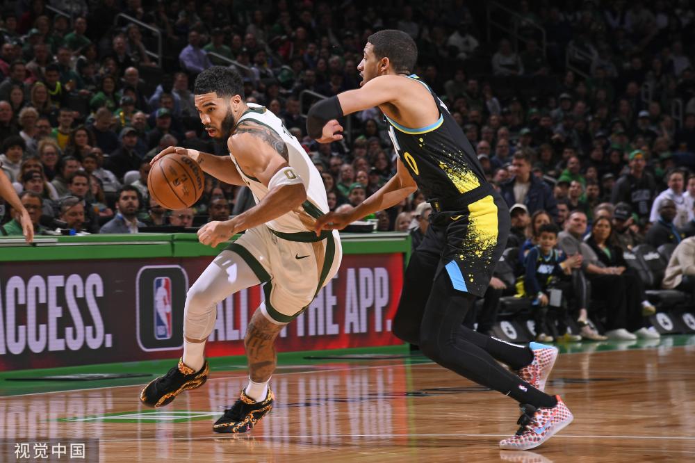 中显得格外 中显得格外